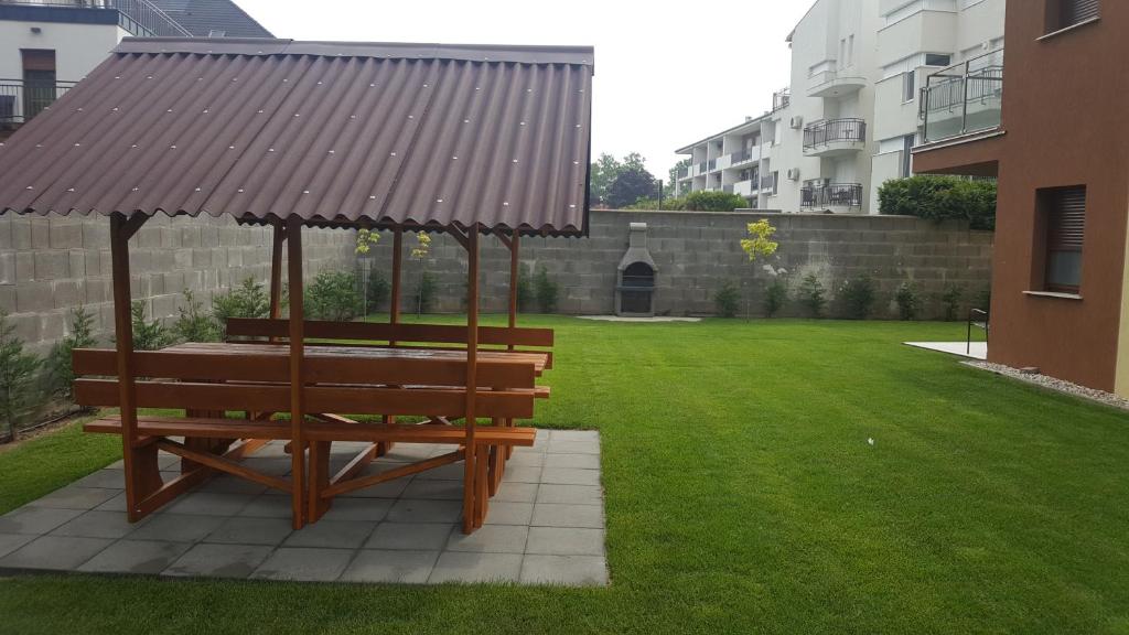 A garden outside Sweet&Center Wellness apartman
