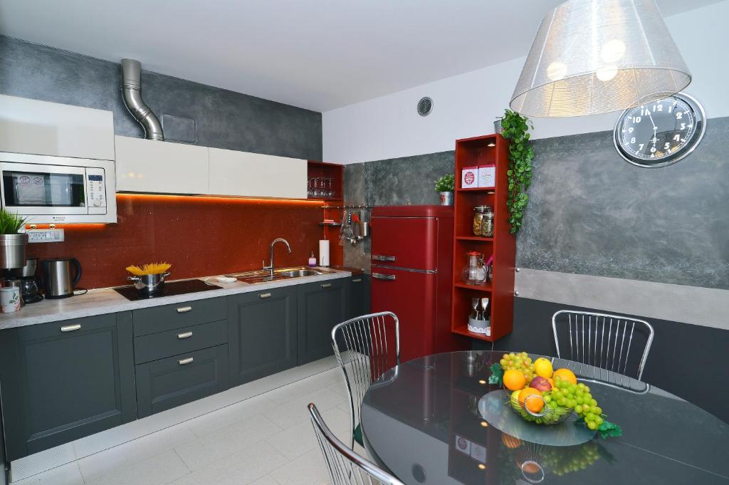 Kuchyň nebo kuchyňský kout v ubytování Apartment Ivone - 5 STARS