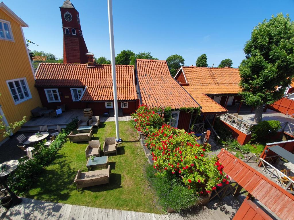 厄勒格倫德的住宿－Gårdshotell Klockargården，享有带钟楼建筑的空中景致