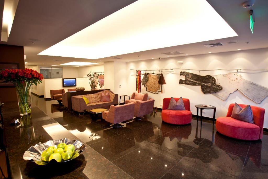 eine Lobby mit Sofas und Stühlen in einem Zimmer in der Unterkunft Tierra Viva Miraflores Larco in Lima