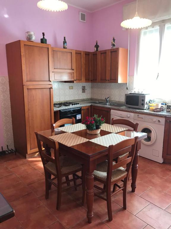 A kitchen or kitchenette at La Lanterna di Lida e Beppe