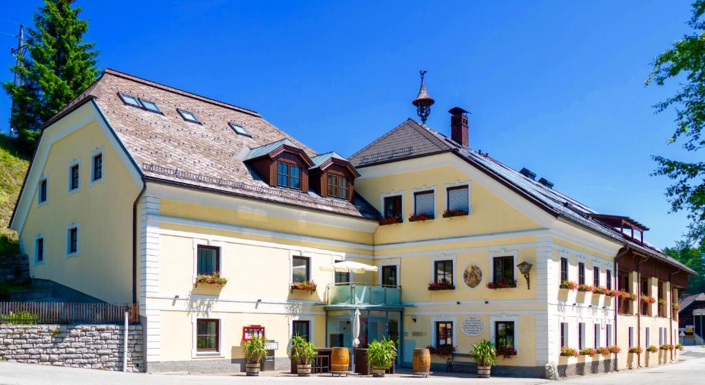 a large white building with a roof at Ferienwelt Bogensperger in Mariapfarr