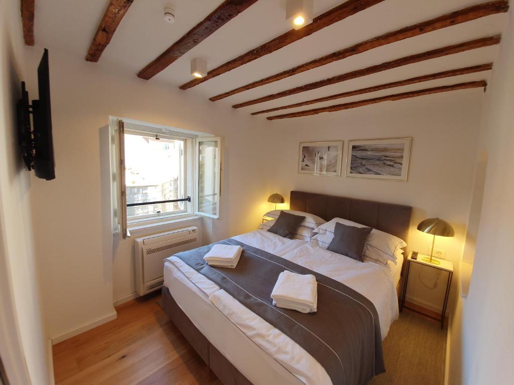 Cama o camas de una habitación en THE SUITES at central Split