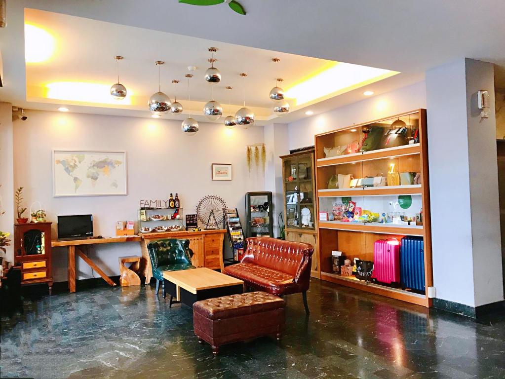 Prince Hotel في مدينة تشيايي: غرفة معيشة مع أريكة وطاولة