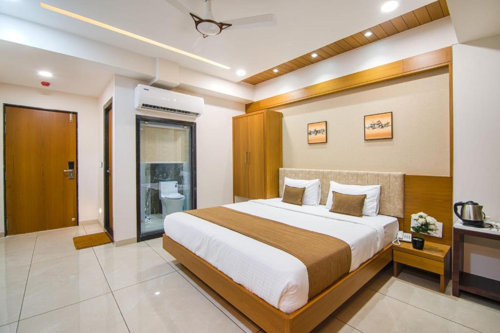 - une chambre avec un grand lit dans l'établissement Hotel Sleep Inn, à Uwārsad