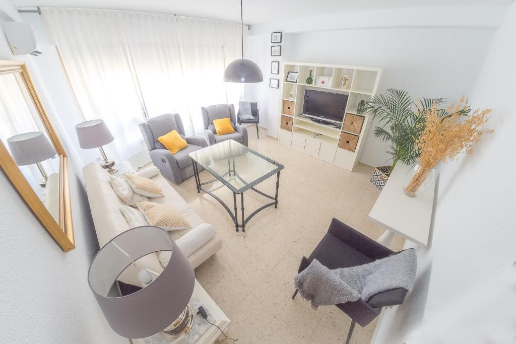 einen Blick über ein Wohnzimmer mit Sofa und Stühlen in der Unterkunft Santa Cecilia in Córdoba