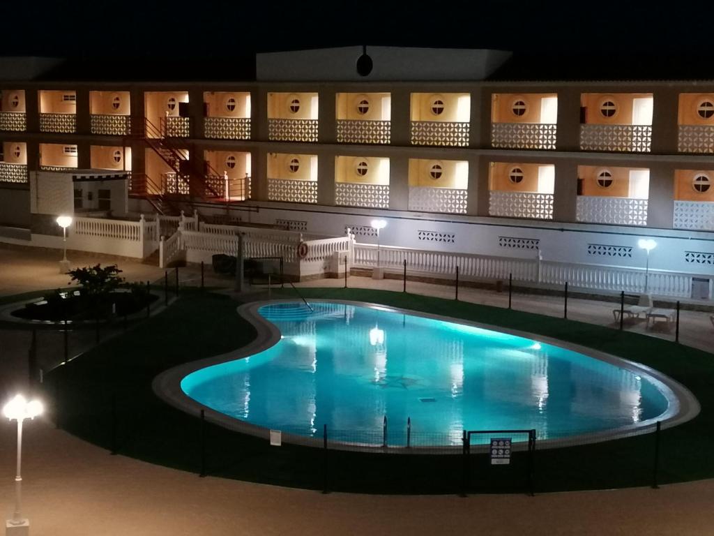 Bazén v ubytování Apartamentos Parque Carolina nebo v jeho okolí