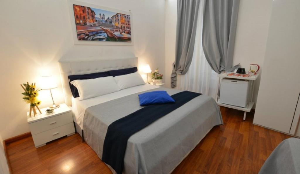 A bed or beds in a room at Notti A Roma