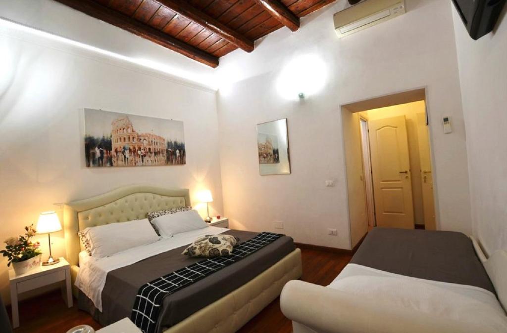 A bed or beds in a room at Notti A Roma