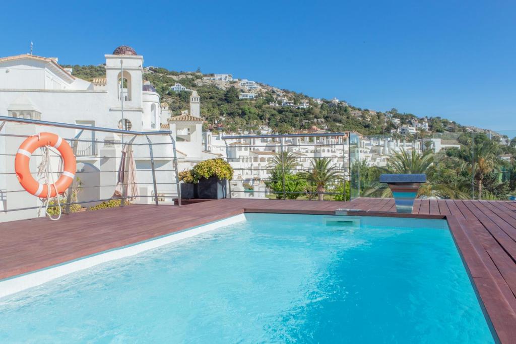 una piscina en la azotea de una casa en Hotel Atlántico en Zahara de los Atunes