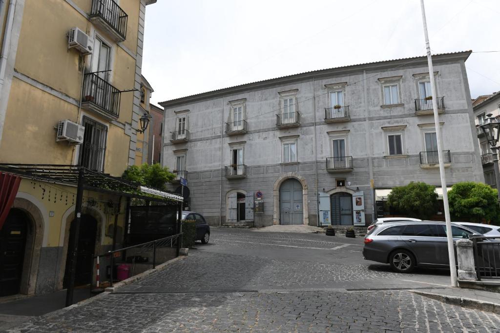 un'auto parcheggiata di fronte a un grande edificio di Palazzo Ducale Pironti a Campagna