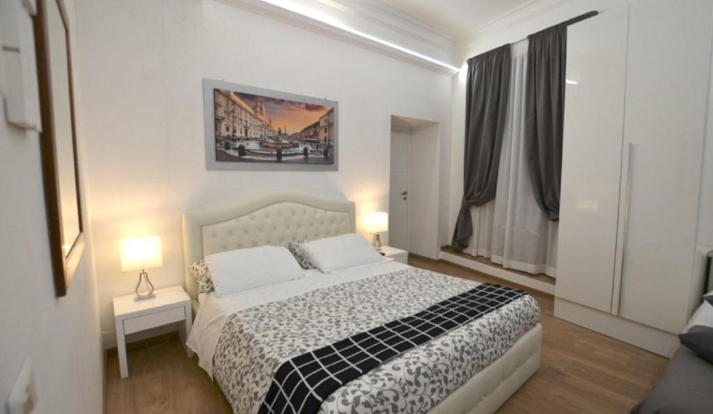 ein Schlafzimmer mit einem großen Bett und zwei Lampen in der Unterkunft Il Fascino Di Roma in Rom