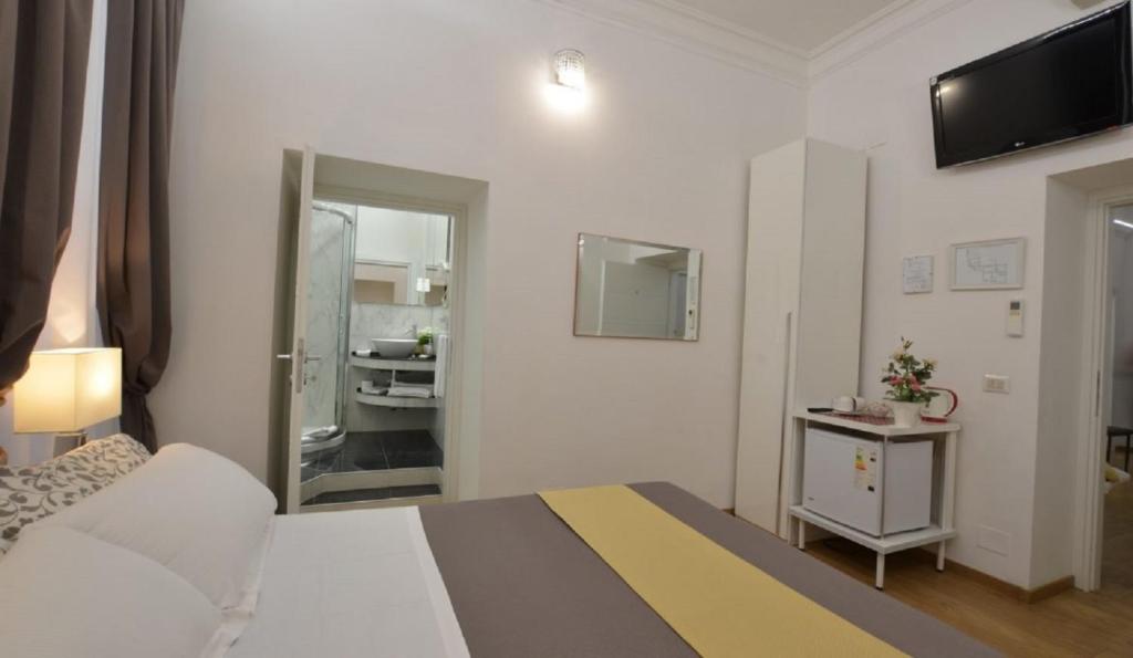 A television and/or entertainment centre at Il Fascino Di Roma