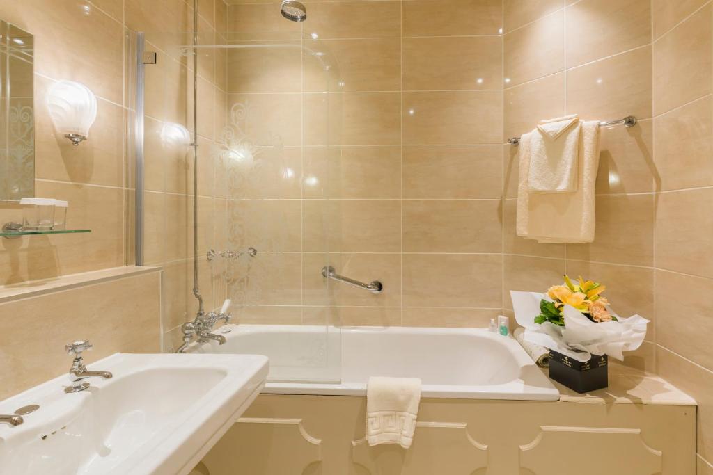 Koupelna v ubytování Coombe Abbey Hotel