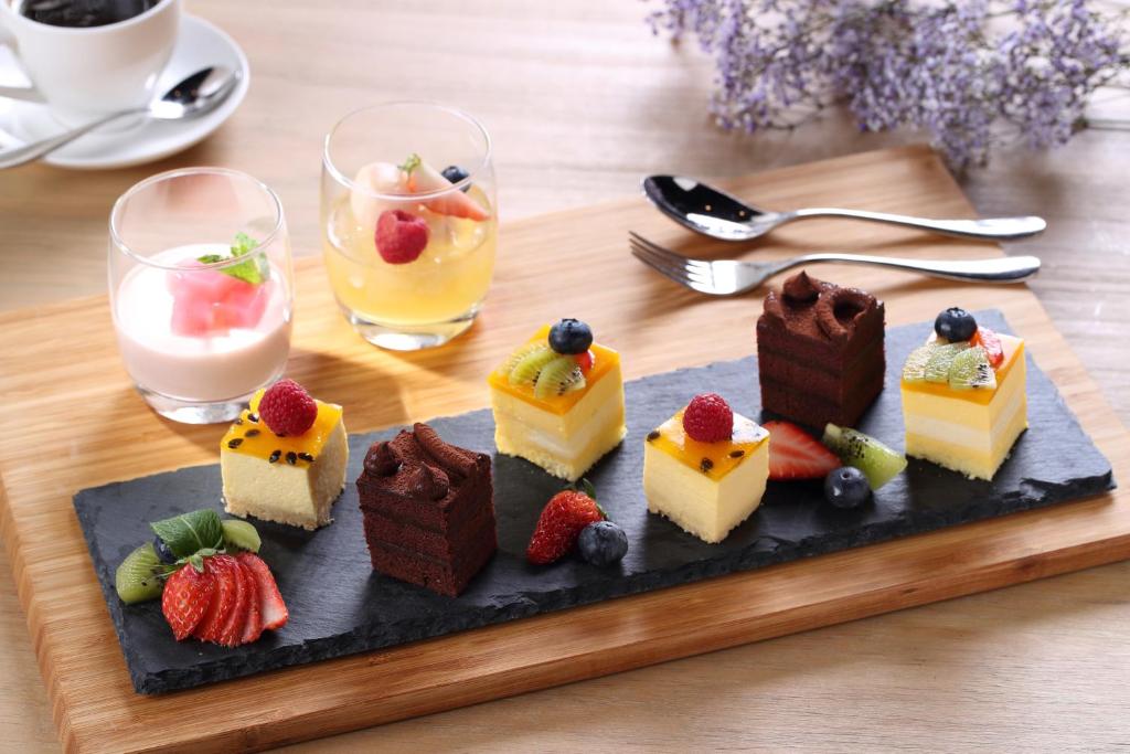 香港にあるPentahotel Hong Kong, Tuen Munのデザートの盛り合わせ(果物付)