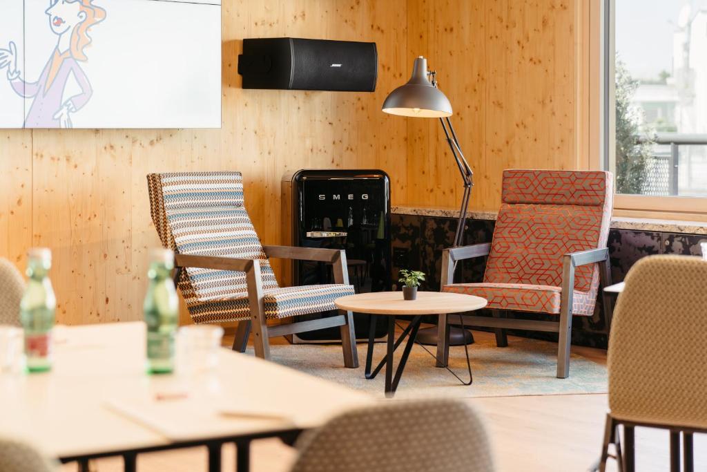 TV a/nebo společenská místnost v ubytování Hotel Schani Wien Hauptbahnhof