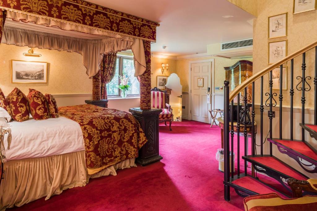 Postel nebo postele na pokoji v ubytování Coombe Abbey Hotel