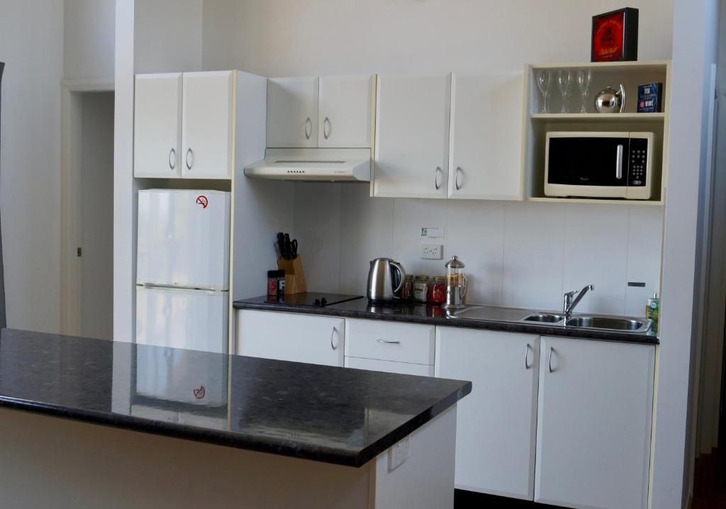 Kuchyň nebo kuchyňský kout v ubytování Beltana Villas