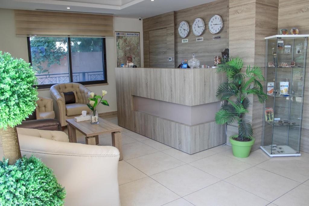TV a/nebo společenská místnost v ubytování Almond Hotel Apartments