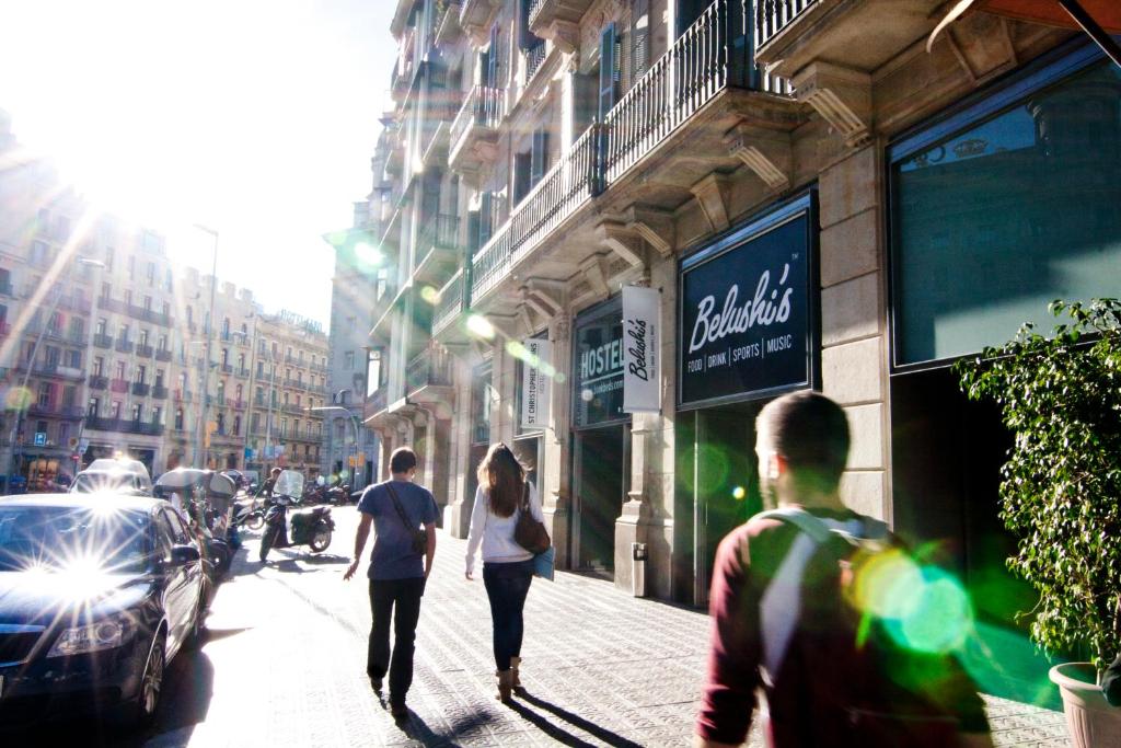 Un gruppo di persone che camminano per una strada cittadina di St Christopher's Inn Barcelona a Barcellona