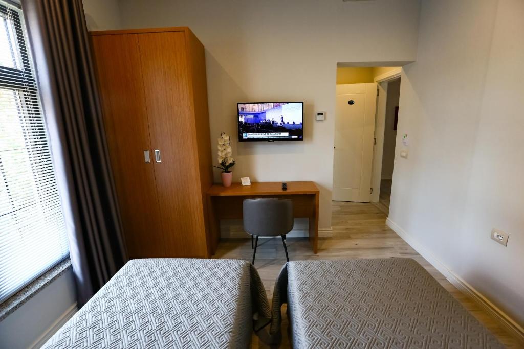 TV a/nebo společenská místnost v ubytování Home Hotel