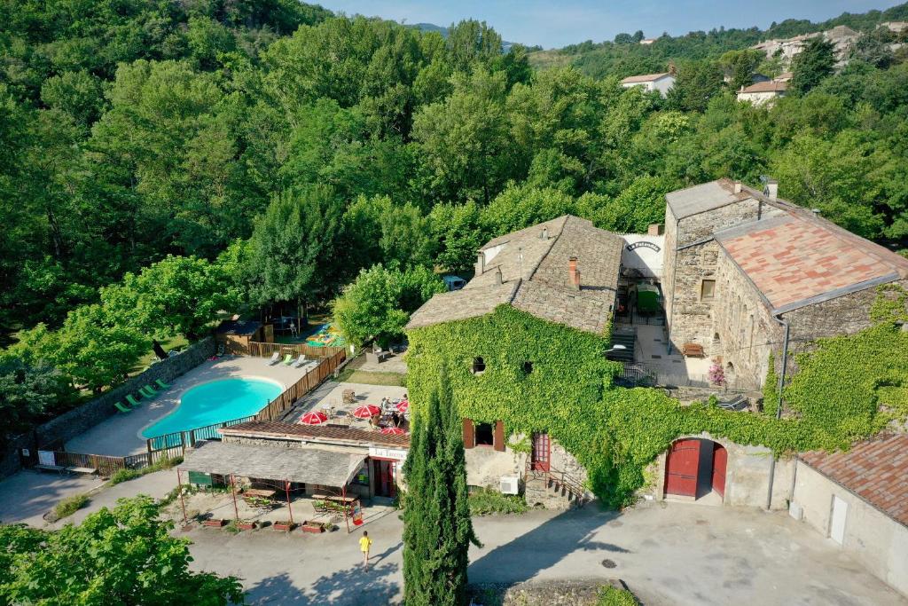 z góry widok na dom z basenem w obiekcie Le Moulin D'onclaire Camping et chambres d'hôtes w mieście Coux