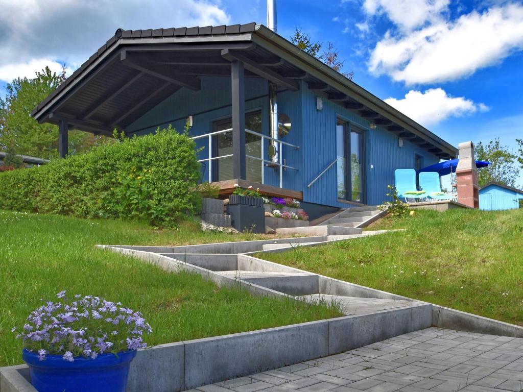 ハルツゲローデにあるholiday home in G ntersberge Harz with wood stoveの青い家