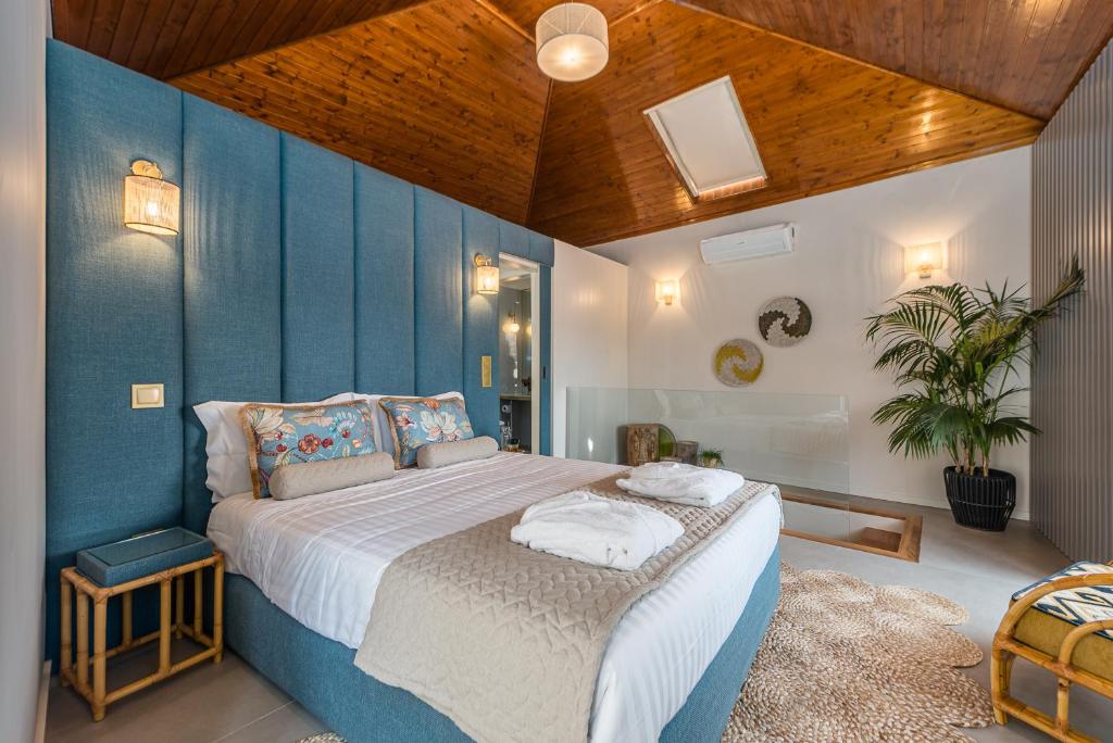 ポルトにあるVictoria Project - Houses - Private Parkingの青い壁のベッドルーム1室(大型ベッド1台付)