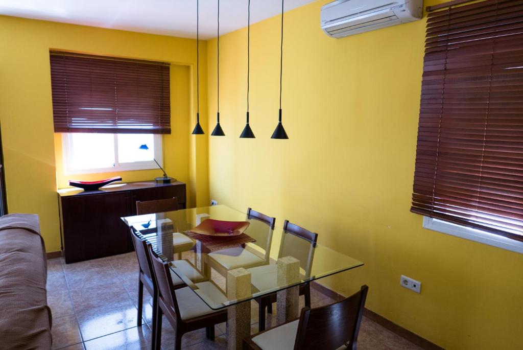 comedor con mesa de cristal y sillas en Casa Candio, en Móra d'Ebre