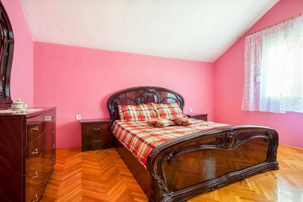 Postel nebo postele na pokoji v ubytování Luxury House Petrovic - Vranjina Skadar Lake