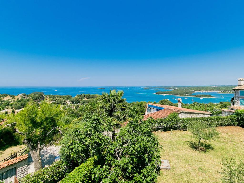 una vista aerea di una casa e dell'oceano di Holiday Home Zollia by Interhome a Vrsar