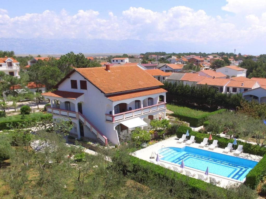 Bazén v ubytovaní Apartment Vesela-2 by Interhome alebo v jeho blízkosti