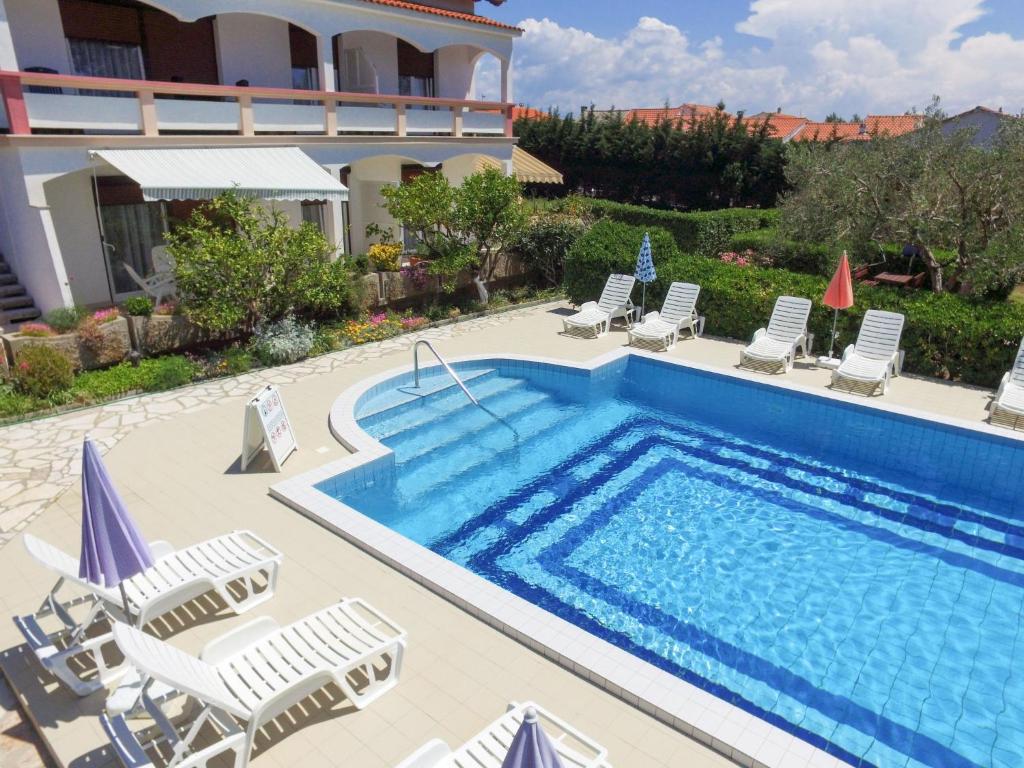 Bazén v ubytovaní Apartment Vesela-2 by Interhome alebo v jeho blízkosti