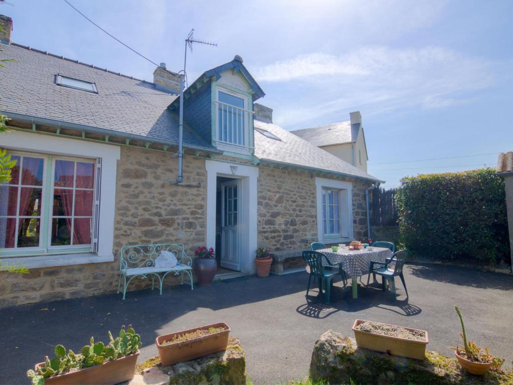 un patio avec une table et des chaises devant une maison dans l'établissement Holiday Home Saint Ideuc by Interhome, à Saint-Malo