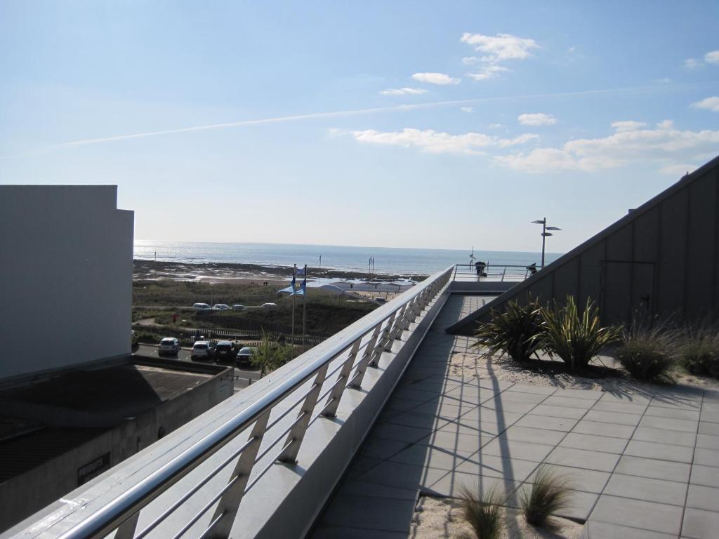 a balcony with a view of the beach at Les Terrasses de l'Océan in Saint-Hilaire-de-Riez