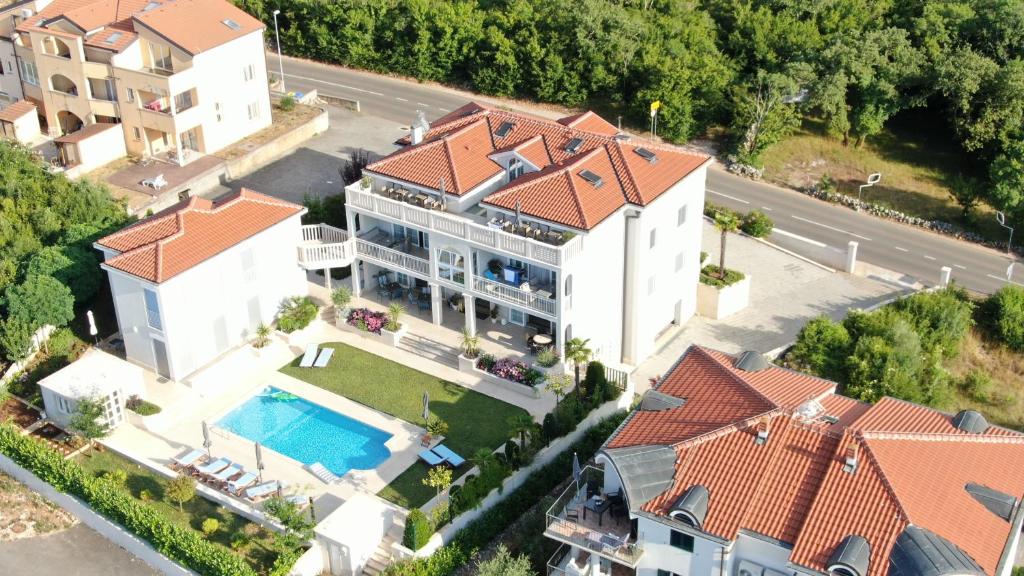 Bazén v ubytování Deluxe Apartments Vila Carissa nebo v jeho okolí