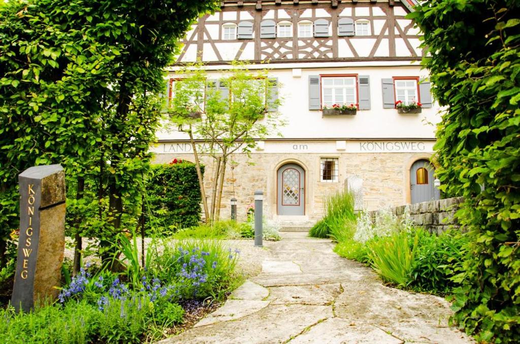 ein Haus mit einem steinernen Weg davor in der Unterkunft Landgasthof am Königsweg in Ohmden