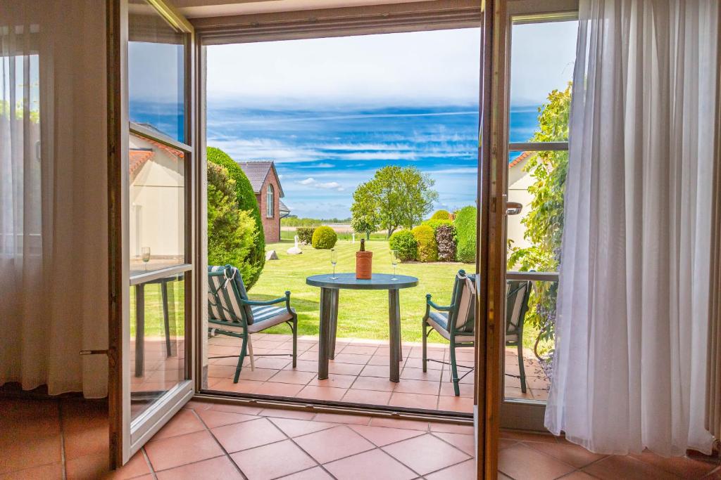 a balcony with a view of a table and chairs at Ferienwohnung Achterwasser in Dewichow