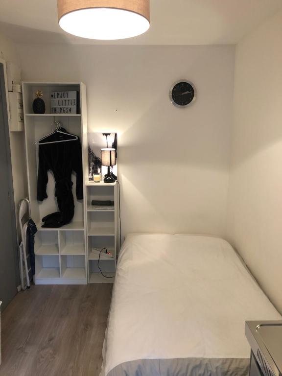 A bed or beds in a room at Cosy Studio Paris