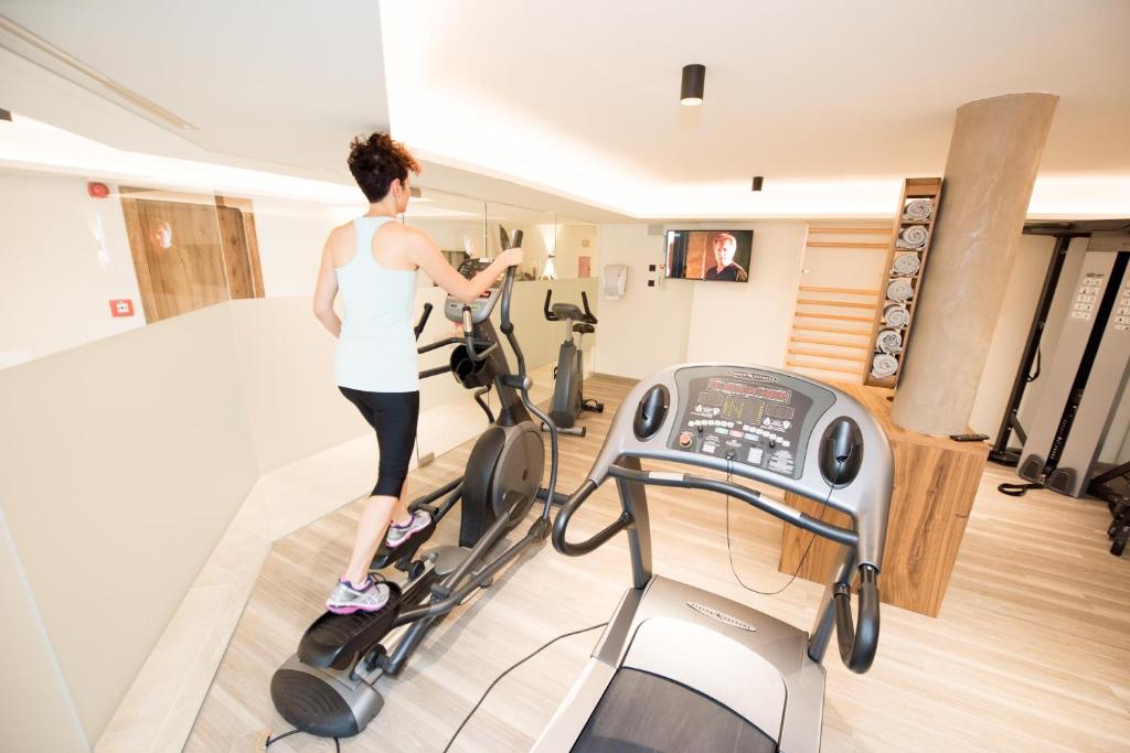 Fitness centrum a/nebo fitness zařízení v ubytování Hotel Pinei