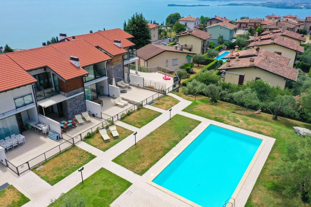 una vista aérea de una casa con piscina en Casa Vigole, en Toscolano Maderno