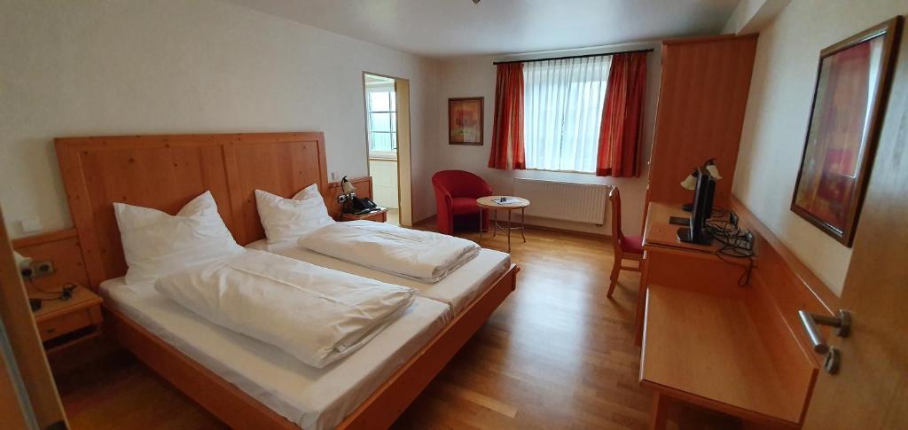 Postel nebo postele na pokoji v ubytování Landgasthof Krone