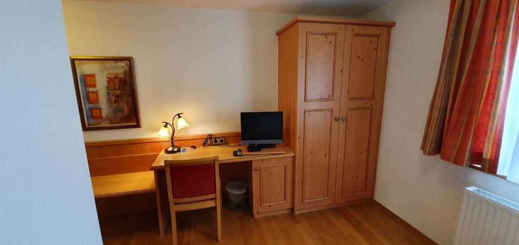 TV a/nebo společenská místnost v ubytování Landgasthof Krone