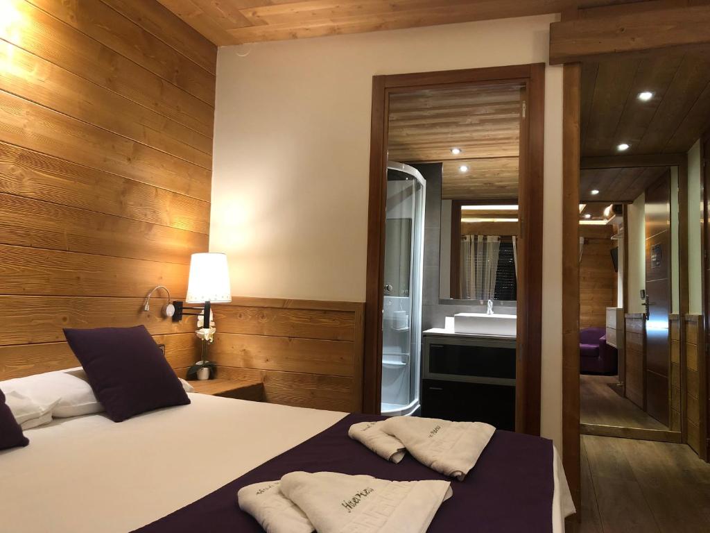 1 dormitorio con 1 cama y baño con lavamanos en Hostal Piteus, en Sant Llorenç de Morunys