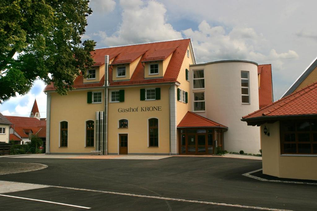 un edificio con una señal que lee Casa de crisis en Landgasthof Krone, en Senden