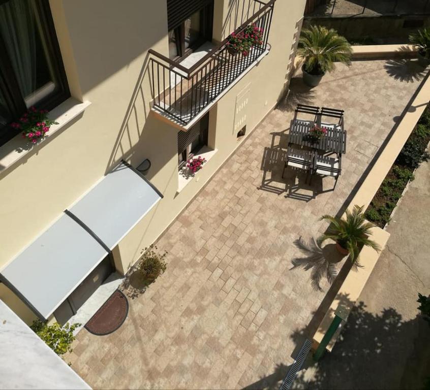 einen Blick über eine Terrasse mit einem Tisch und Stühlen in der Unterkunft Casa Kati in Mercato San Severino