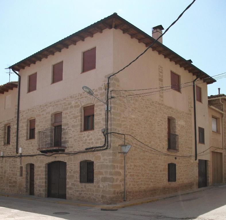 un antiguo edificio de ladrillo con azotea en Apartamentos Casa Ferrás, en Valderrobres