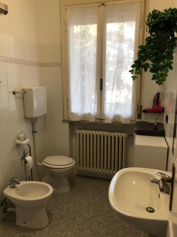 łazienka z toaletą i umywalką w obiekcie Gene Holiday Home w Rawennie