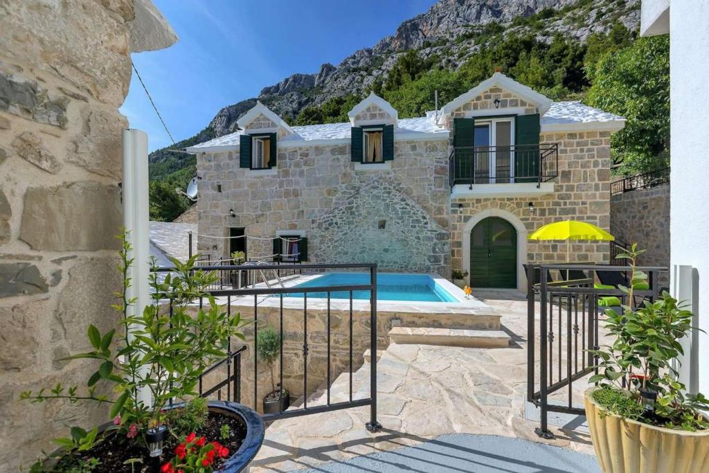 Bazén v ubytování Luxury Villa Topolina nebo v jeho okolí