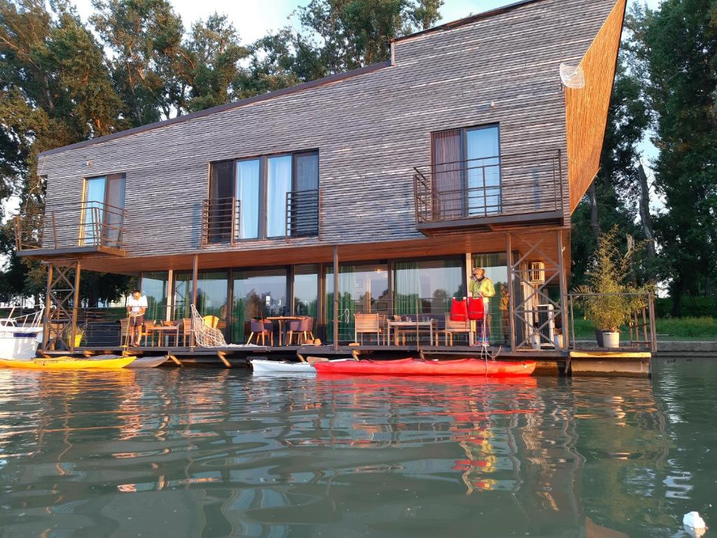 Výhled na řeku, která protéká v blízkosti bed and breakfast